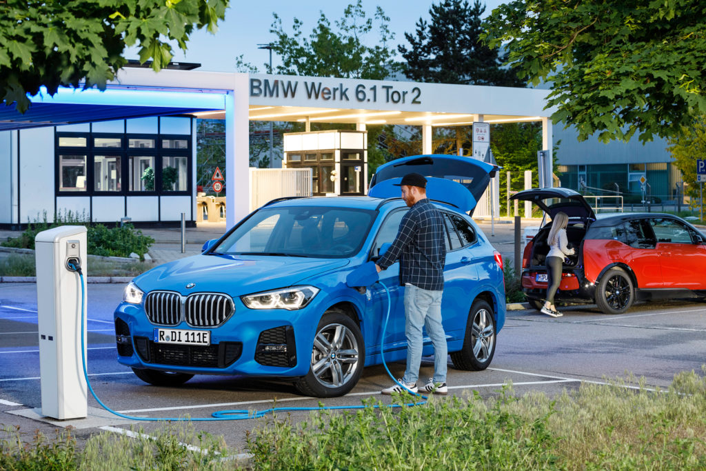 Stromtankstelle am Werkstor von BMW in Regensburg