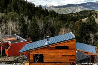 Minihäuser in der Wildnis der Rocky Mountains