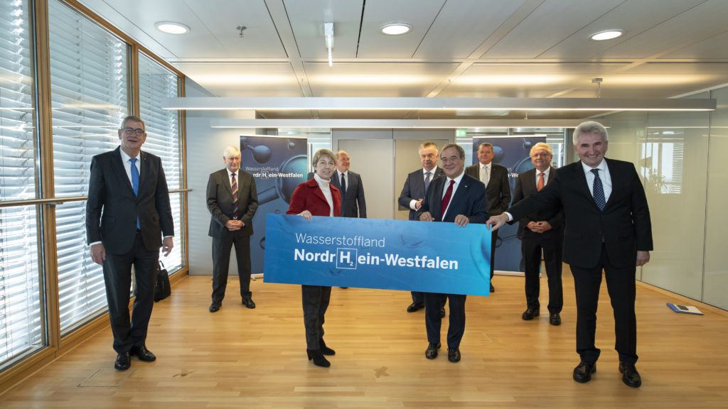 NRW-Ministerpräsident Armin Laschet stellt mit Unternehmern seine Wasserstoff-Strategie vor