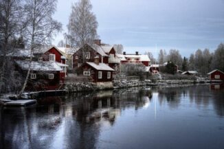 Verscheite Winterlandschaft an einem schwedischen See