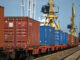 Beladung eines Güterzugs mit Containern im Rostocker Hafen