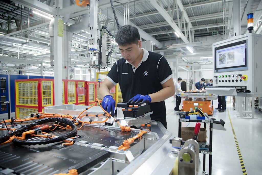 Prüfung einer Hochvoltbatterie für E-Autos in chinesischem BMW-Werk