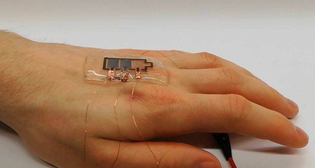 Labormodell eines bioabbaubaren Displays, das auf einer Hand haftet