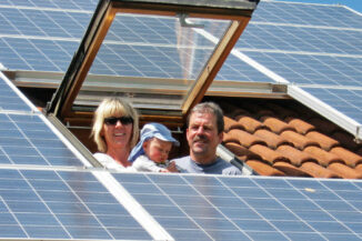 solares Dachkraftwerk, fröhliche Hausbesitzer