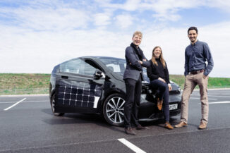 Sono-Motors-Gründer mit Prototyp ihres Solar-Elektroautos