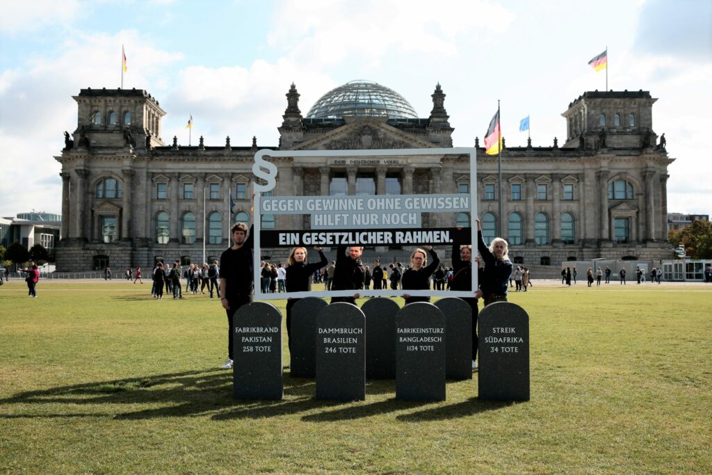 Protestaktion für ein Lieferkettengesetz vor dem Berliner Reichstag