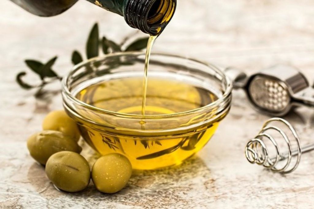 Schälchen mit Olivenöl
