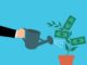 Karikatur: Topf, in dem ein Pflänzchen mit grünen Geldscheinen gedeiht, wird gegossen