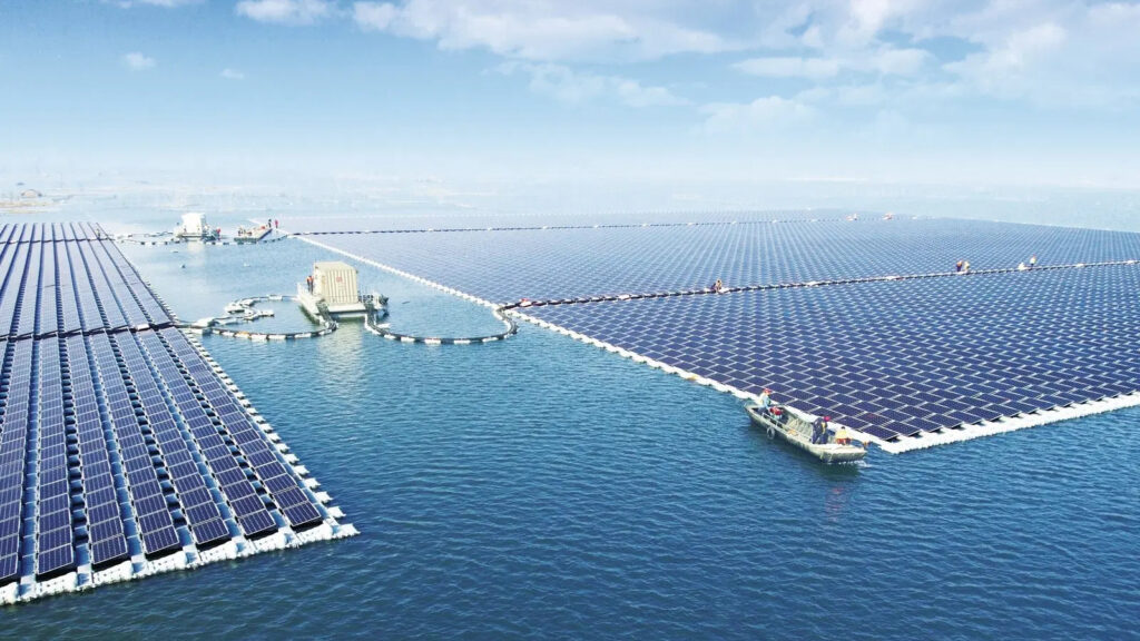 schwimmende Solarfarm auf einem Stausee in China