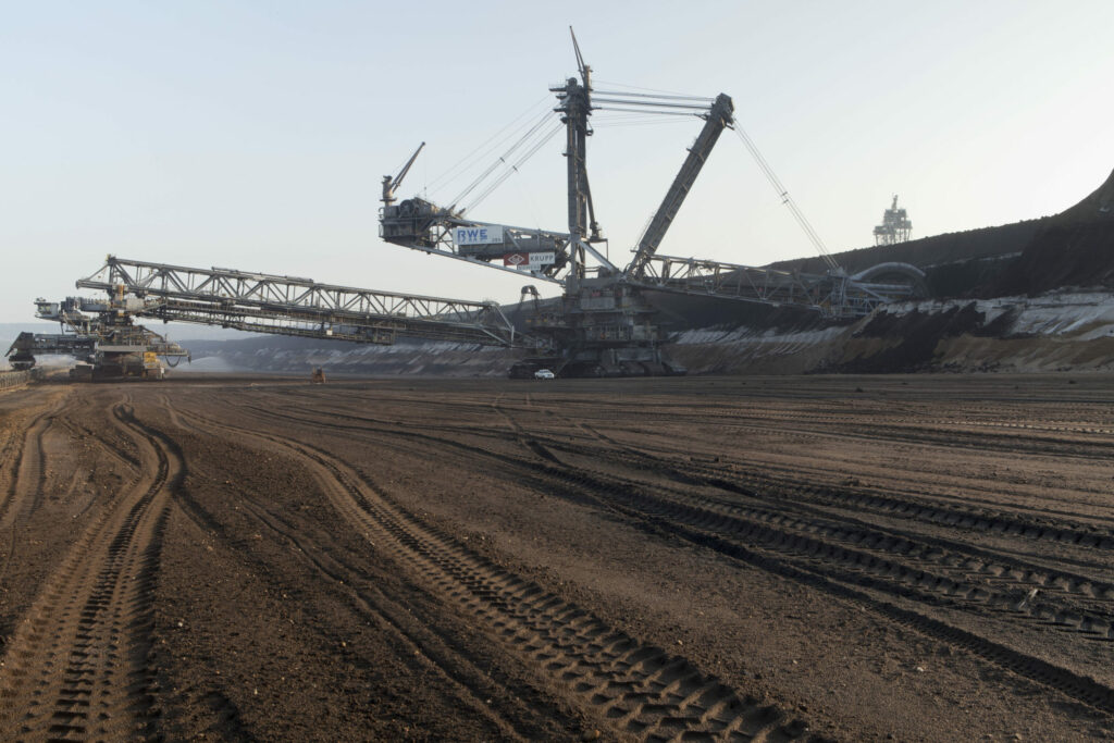 Riesenbagger durchfurchen das Erdreich im RWE-Tagebau Hambach nach Braunkohle