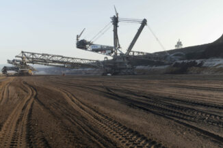 Riesenbagger durchfurchen das Erdreich im RWE-Tagebau Hambach nach Braunkohle
