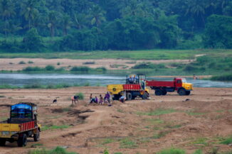 Per Lkw transportieren Arbeiter im indischen Bundesstaat Kerala Sand aus einem Flussbett ab
