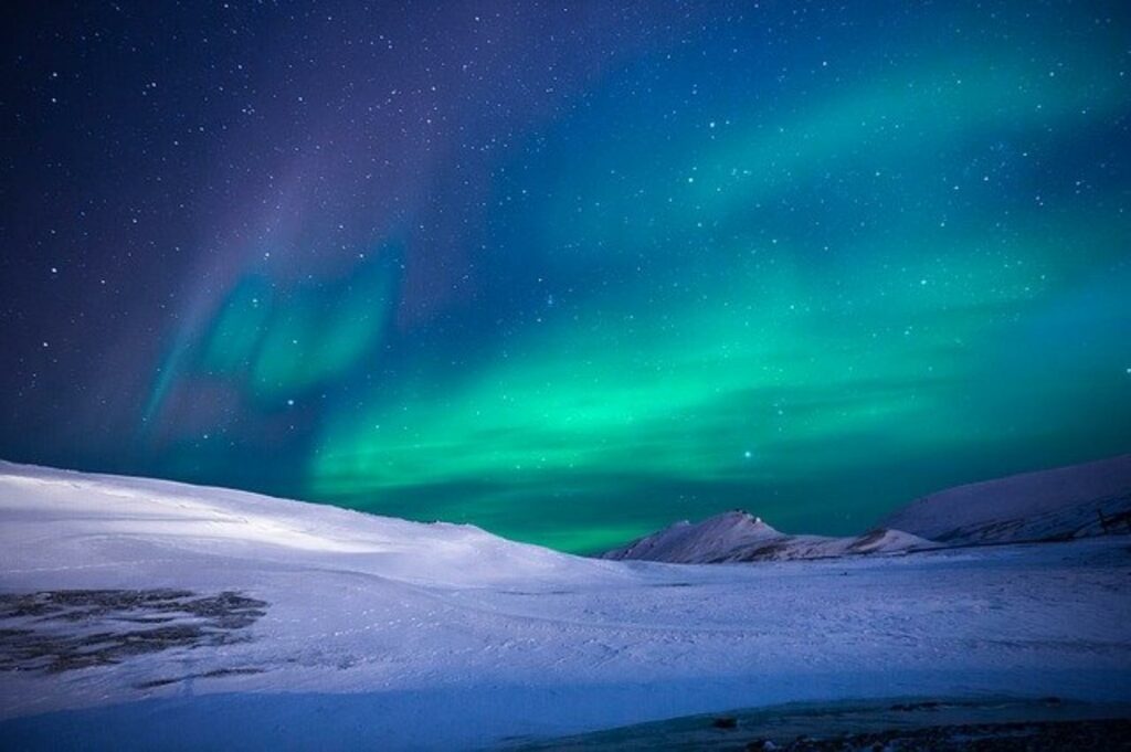 Polarlichter über arktischem Eis