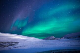 Polarlichter über arktischem Eis
