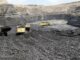 Bagger und Laster beim Kohleabbau in einer indischen Mine