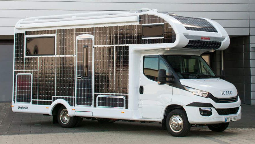 Elektrisches Wohnmobil mit Solarmodulen