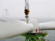 Montage des Rotors einer Windkraftanlage auf hoher See