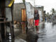 Jugendliche in einem überschwemmten Wohngebiet in Mosambik