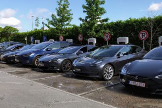 Tesla-Elektroautos an Ladestationen