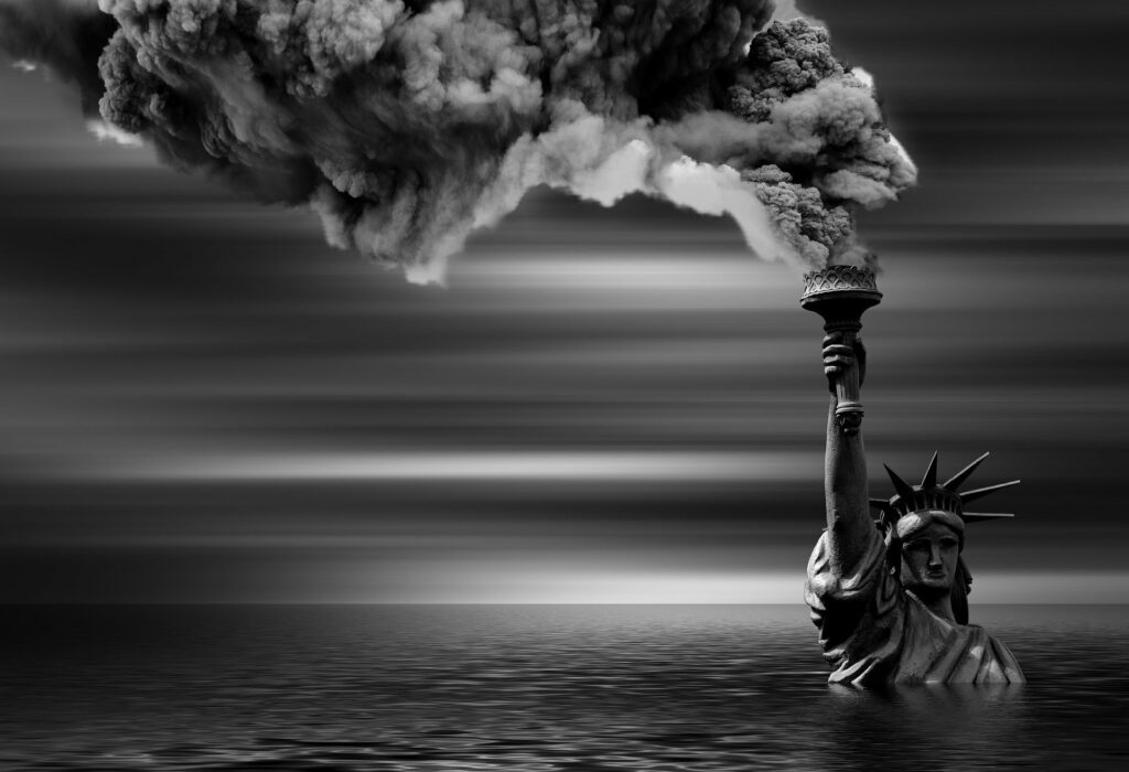 Nur noch die Fackel der Freiheitsstatue ragt von New York aus dem Meer (Symbolbild)