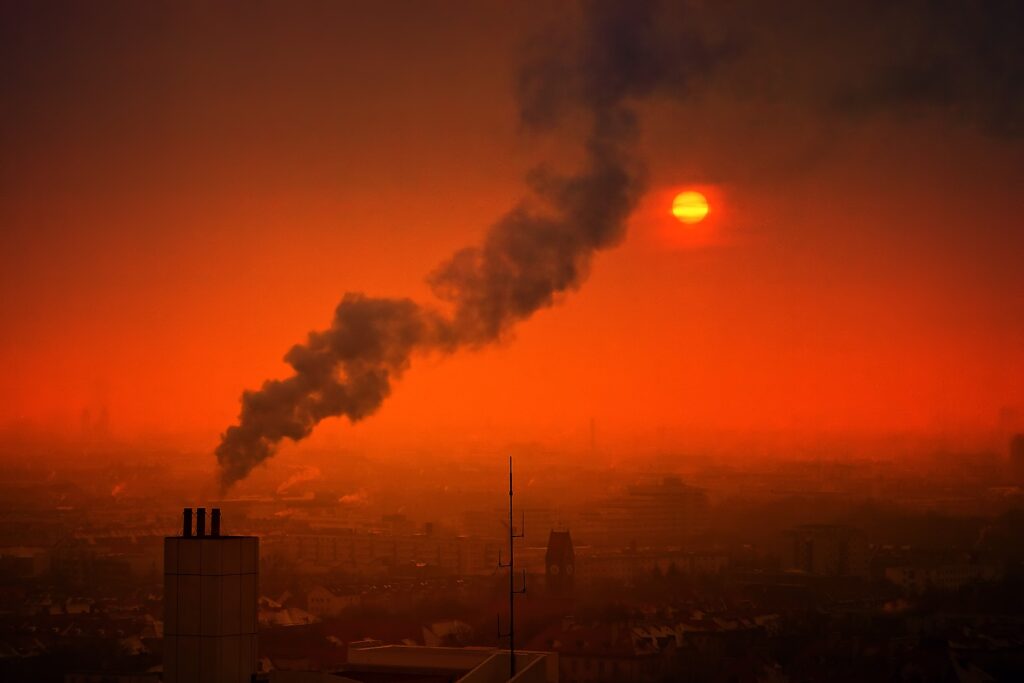 Stadt verschwindet in Smog