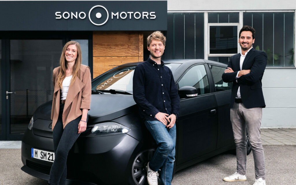 Sono-Motors-Gründer vor ihrem Solarzellen-Fahrzeug