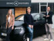 Sono-Motors-Gründer vor ihrem Solarzellen-Fahrzeug