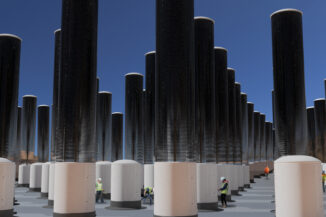 CO2-Fang-Anlage: Säulen mit aufeinander gestapelten Scheiben