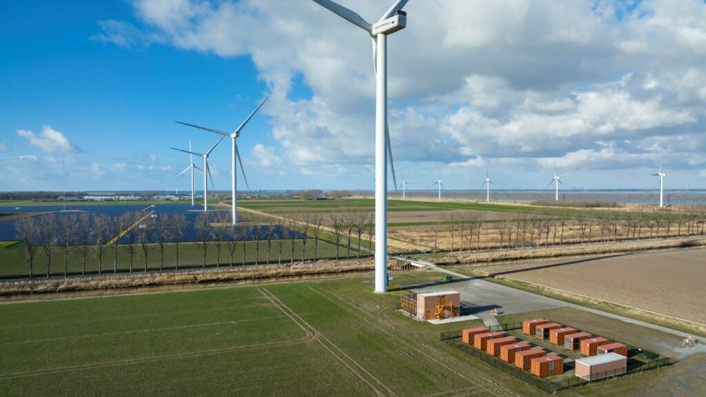 Überschüssiger Strom von Windrädern und Solarmodulen wird im Hybridkraftwerk Haringvliet auf der Insel Goeree-Overflakkee in Batterien gespeichert