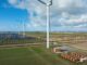 Hybridkraftwerk aus Windrädern, Solarmodulen und Batteriespeichern auf niederländischer Insel