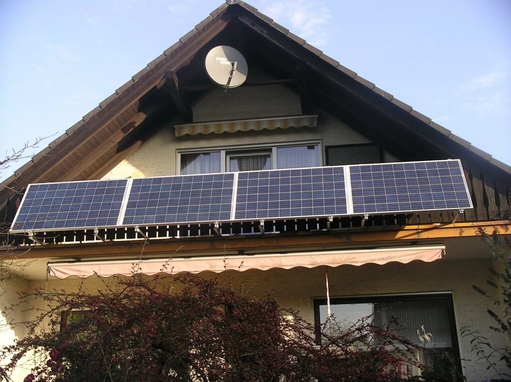Hauskraftwerke für den Balkon, bestehend aus leicht montierbaren Solarmodulen