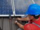 Ein Techniker prüft die Spannung an einem neu installierten Solarmodul