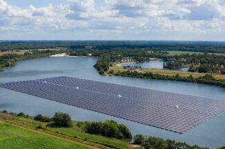 Schwimmende Solarstrom-Module auf einem See in den Niederlanden