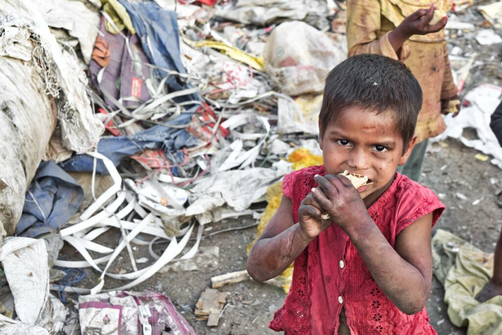Wegen der enormen Ungleichheit muss sie ein kleines Mädchen Nahrung auf der Müllhalde suchen
