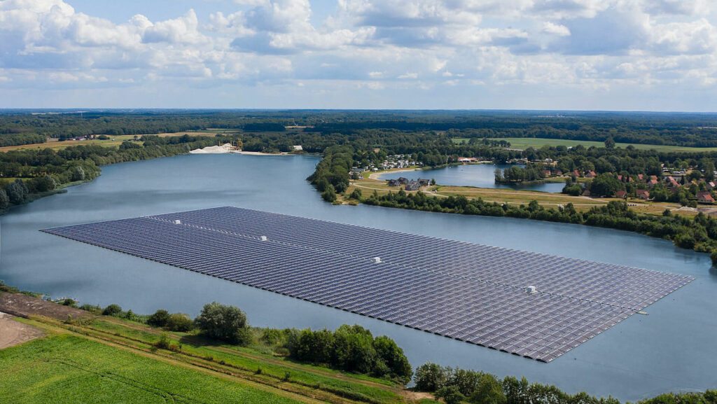 Solarstrom-Kraftwerk auf einem See in den Niederlanden