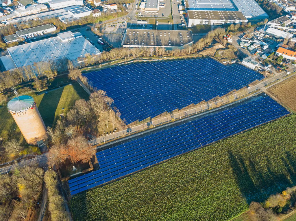 Solar-Thermieanlage am Stadtrand von Ludwigshafen, umgeben von Feldern