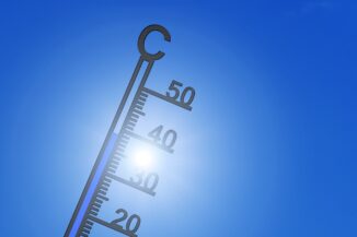 Ein Thermostat zeigt vor brennende Sonne Hitze nahe der 40 Grad Celsius an