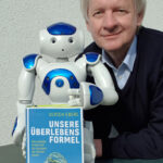 Gastautor Eberl mit dem Roboter Nao - Formel zum Überleben
