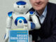 Gastautor Eberl mit dem Roboter Nao - Formel zum Überleben