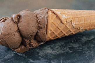 kakaofreies Schokolade-Eis in der Waffel