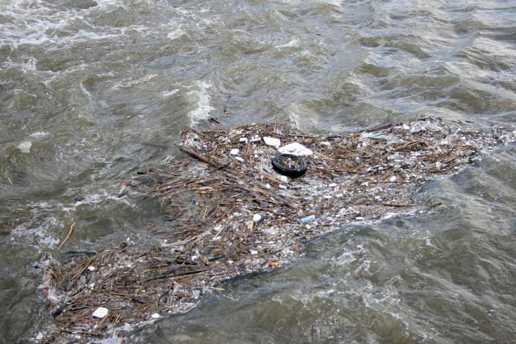 Mit Plastikmüll verschmutztes Gewässer: Umweltverschmutzung ist ein Ausschlusskriterium für grüne Geldanlagen