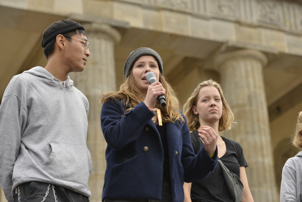 Klimaaktivistin Luisa Neubauer, hier auf einer Demo, würde eine befristete Verlängerung der Atomkraft hinnehmen