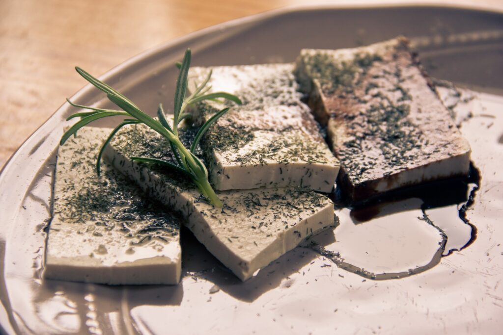Tofu-Schnitten als Beispiel für pflanzliche Lebensmittel