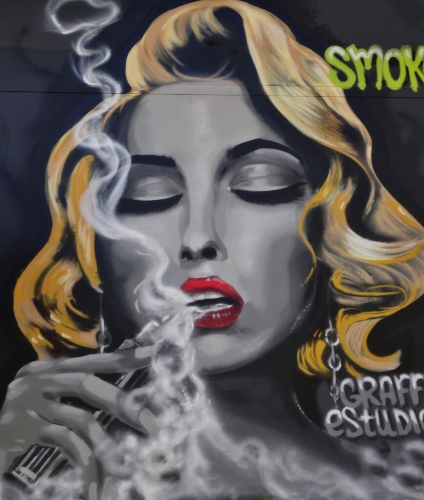 Streetart-Kunstwerk Frau mit E-Zigaretten