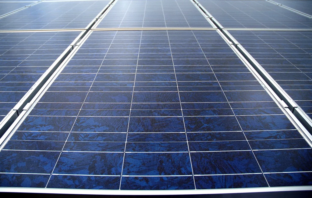 Nahaufnahme von Solarstrom-Modulen auf einem Hausdach