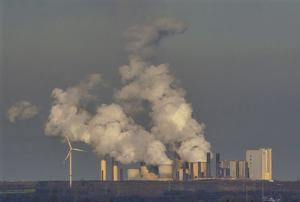 Windrad vor Kohlekraftwerk im Rheinland Dank nachhaltiger Energien nur gebremster Antieg von CO2 (Foto: www.ceus-design.de)