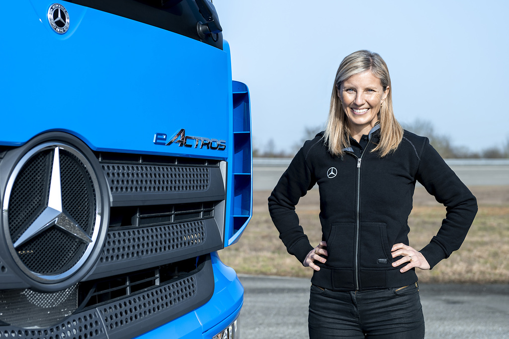 Daimler-Truck-Vorständin Karin Rådström vor einem Elektro-Laster des Konzerns