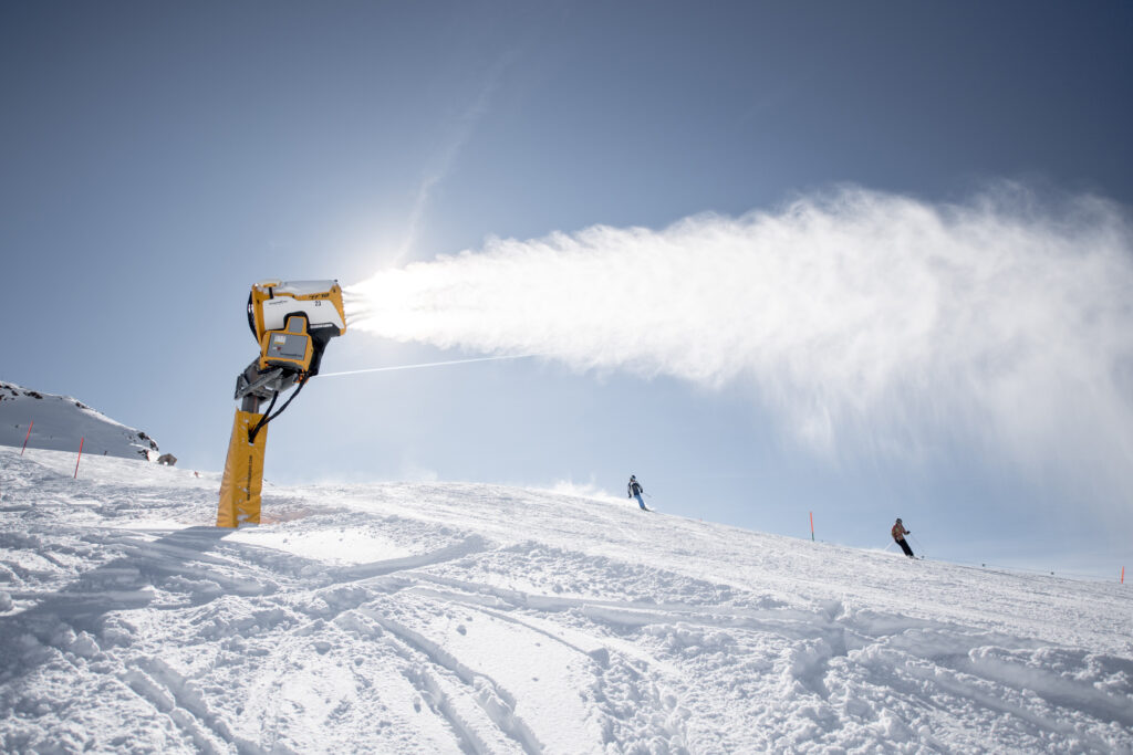 Auf dem Gemsstock in den Schweizer Alpen beschneien Schneekanonen die Skipisten