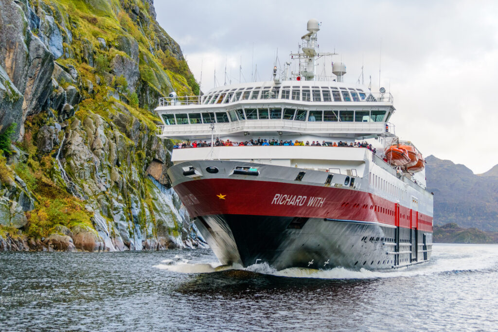 Die Reederei Hurtigruten setzt auf Hybrid-Antriebe für ihre Kreuzfahrtschiffe