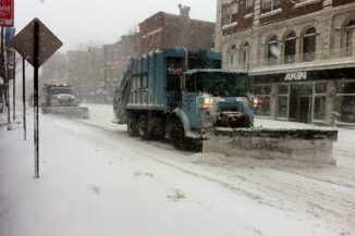 Räumfahrzeuge machen in Chicago nach einem Schneesturm die Straßen frei